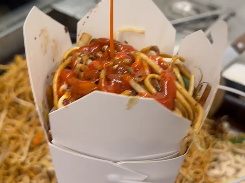 Portion Thai-Nudeln frisch aus der Pfanne in der Nudelbox